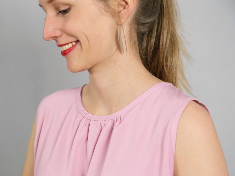 FRAU CLARA - ärmellose Bluse mit Rückenschlitz image number 5