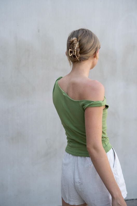 Asymmetrisches One-Shoulder Top mit Drehung - JULE image number 7