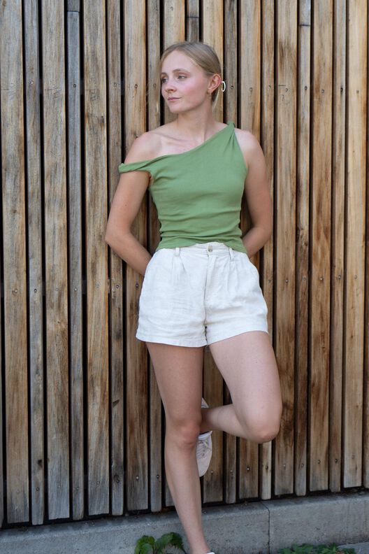 Asymmetrisches One-Shoulder Top mit Drehung - JULE image number 10