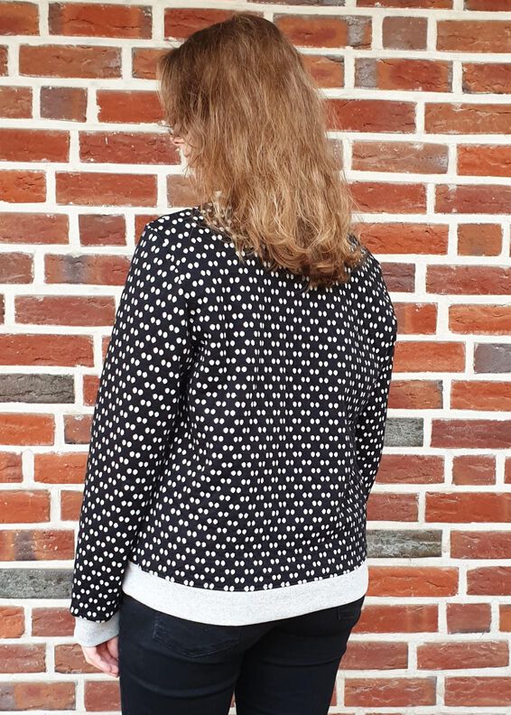 Tara – Bequemer Pullover mit Kängurutasche, BU 80-116, A4+A0 image number 3