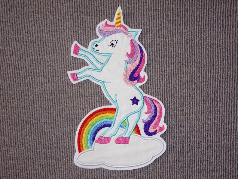 Einhorn stehend auf der Wolke mit Regenbogen Stickdatei  image number 2