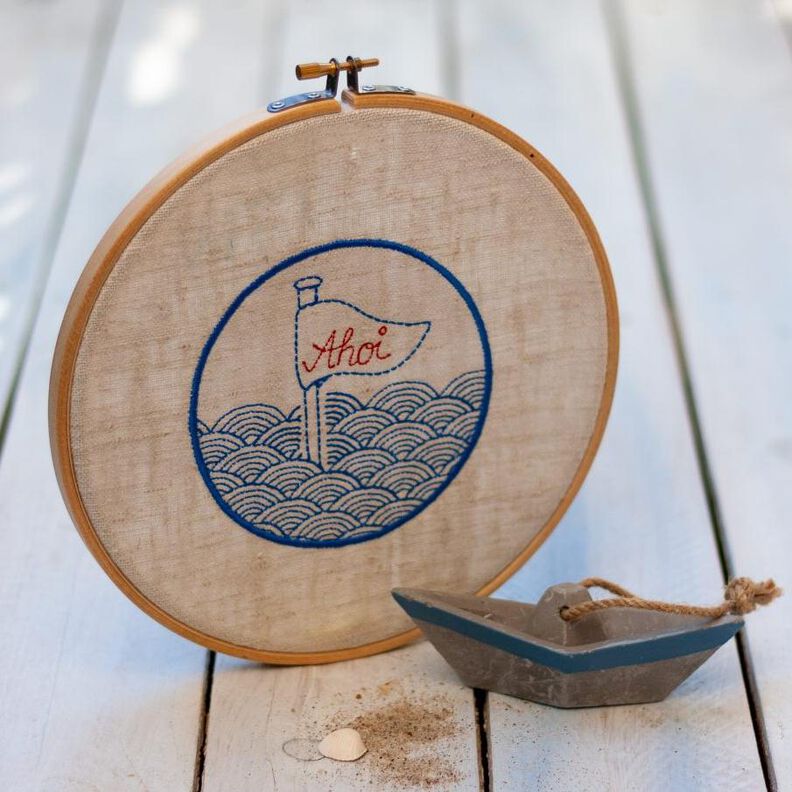 Bullauge mit Wimpel Ahoi – Stickdatei 10×10 I 13×18 I 16×26 image number 1
