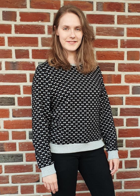 Tara – Bequemer Pullover mit Kängurutasche, BU 80-116, A4+A0 image number 2