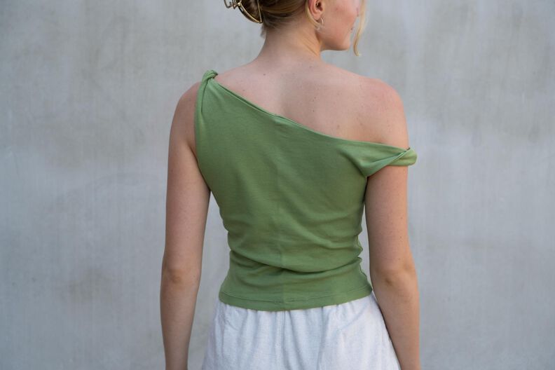 Asymmetrisches One-Shoulder Top mit Drehung - JULE image number 9