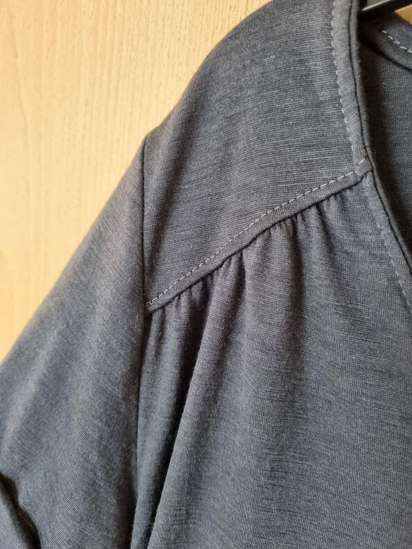 "Summer Blues" eine Bluse mit raffinierter Raffung, 32-46 image number 8