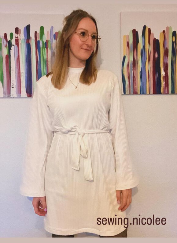 Strickkleid mit ausgestellten Ärmeln image number 8