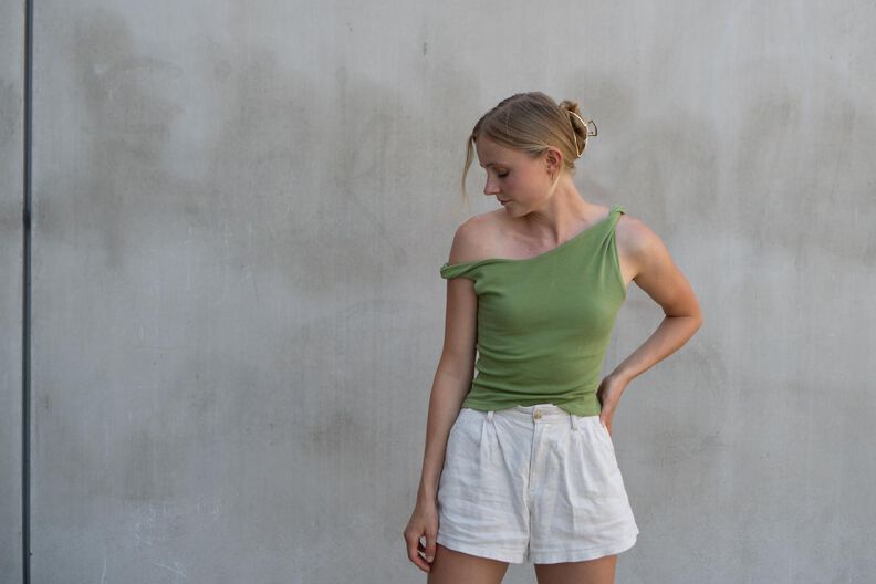 Asymmetrisches One-Shoulder Top mit Drehung - JULE image number 11