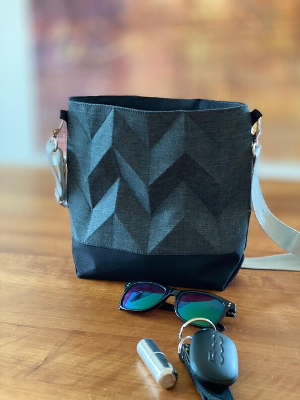 Handtasche in edler  3-D Optik, Umhängetasche aus Jeans image number 4