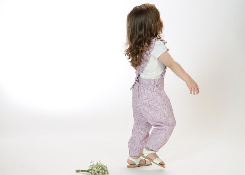 Schnittmuster Mädchen Latzhose mit Rüschen DAISY image number 4