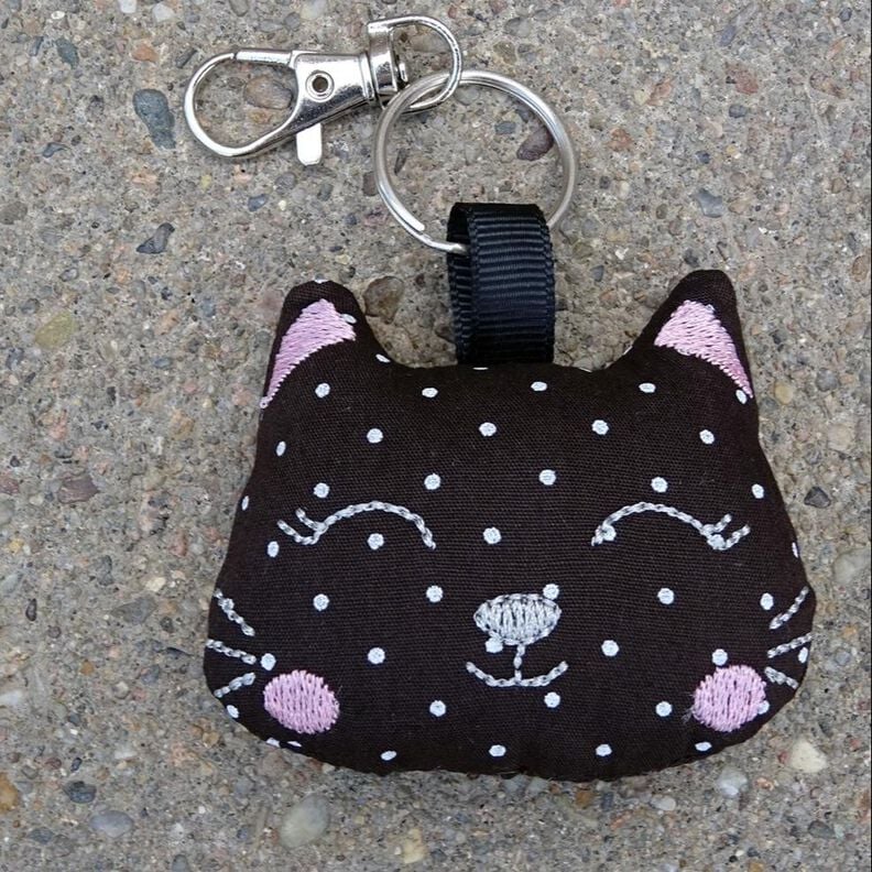 Stickdatei - Katze 4 ITH in 3 Gr. cute Schlüsselanhänger image number 1