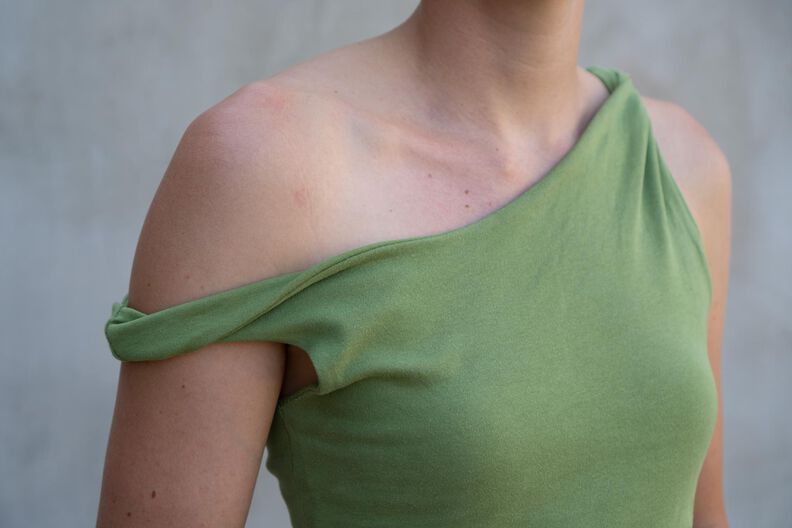 Asymmetrisches One-Shoulder Top mit Drehung - JULE image number 4