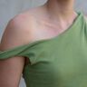 Asymmetrisches One-Shoulder Top mit Drehung - JULE thumbnail number 4