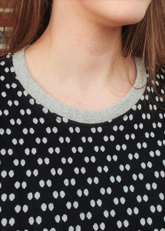 Tara – Bequemer Pullover mit Kängurutasche, BU 80-116, A4+A0 image number 4