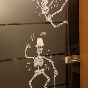 Fensterbild-Vorlage "Tanzende Skelette Halloween" PDF Fensterbild-Vorlage "Tanzende Skelette Halloween" PDF