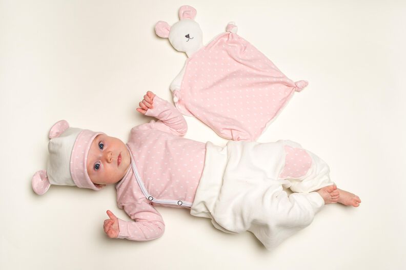 Baby Set Wickelbody, Hose, Mütze und Kuscheltier image number 2
