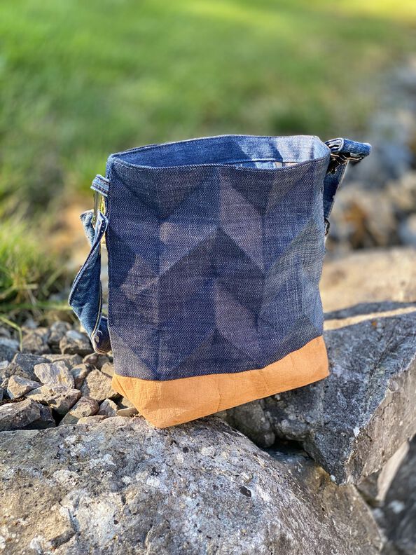Handtasche in edler  3-D Optik, Umhängetasche aus Jeans image number 5
