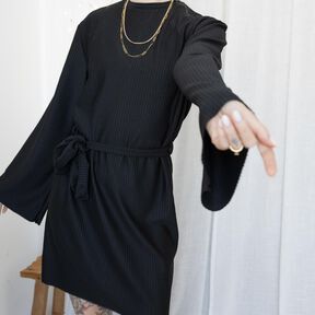 Strickkleid mit ausgestellten Ärmeln