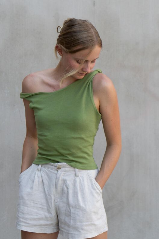 Asymmetrisches One-Shoulder Top mit Drehung - JULE image number 3