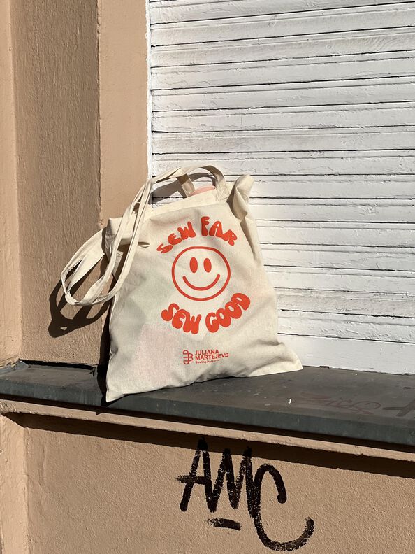 "Sew Far, So Good" Plotterdatei Nähspruch Smiley image number 2