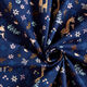 GOTS Baumwollpopeline Giraffe auf der Wiese – marineblau,  thumbnail number 3