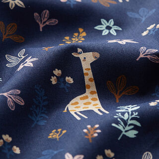 GOTS Baumwollpopeline Giraffe auf der Wiese – marineblau, 