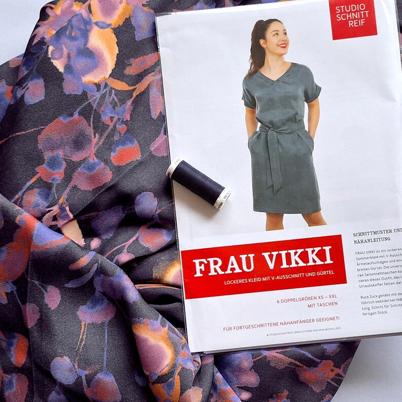 FRAU VIKKI lockeres Kleid mit V-Ausschnitt und Gürtel | Studio Schnittreif | XS-XXL,  image number 8