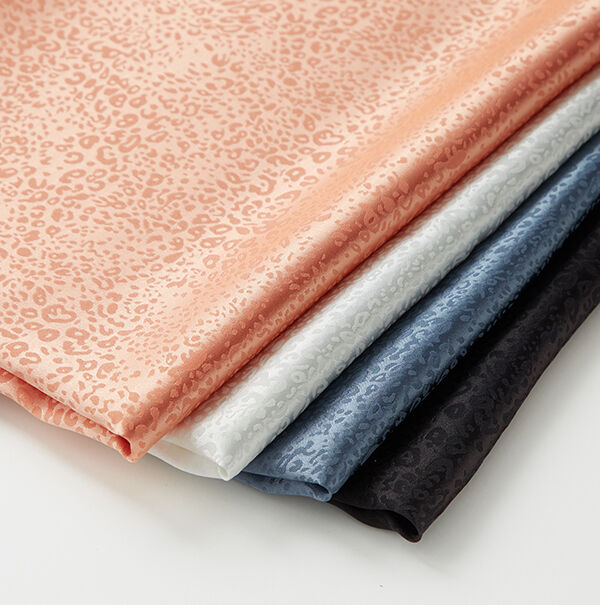 Polyester Satin minimalistisches Leomuster – pfirsichorange | Reststück 50cm